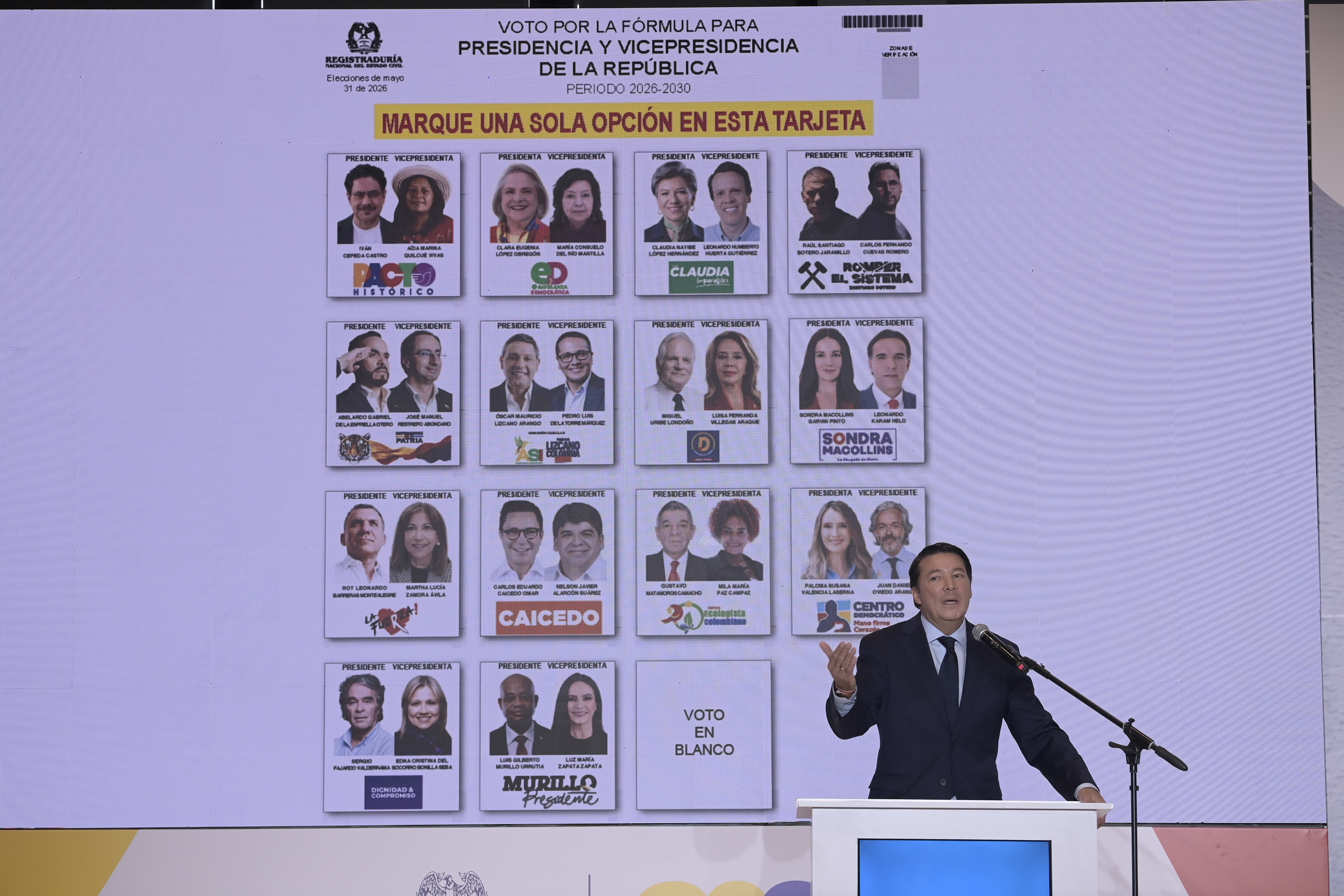 Registrador Nacional, durante el sorteo que realizó la entidad para decidir el orden en que aparecerán los 14 aspirantes a la Presidencia en el tarjetón del próximo 31 de mayo.