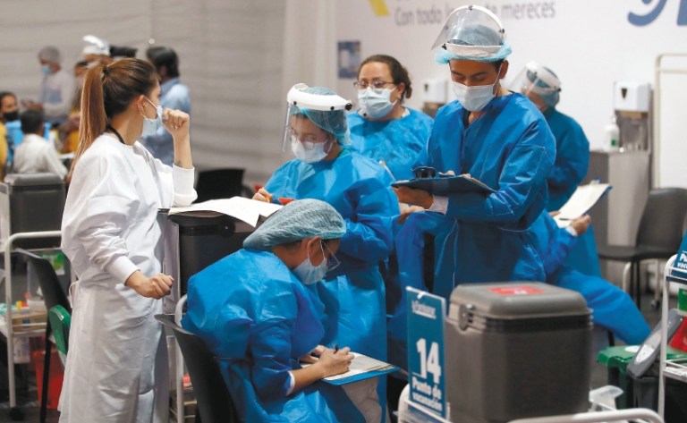 Ómicron ya concentra un 72 % de los casos globales de covid-19