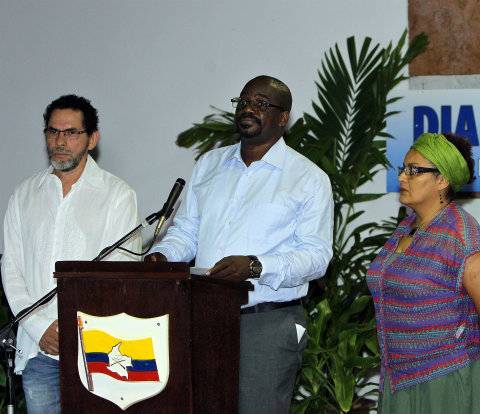 Los comandantes guerrilleros ‘Pastor Alape’, ‘Pablo Atrato’ y ‘Victoria Sandino’ leyeron la declaración de responsabilidad de las Farc con las víctimas civiles. / AFP
