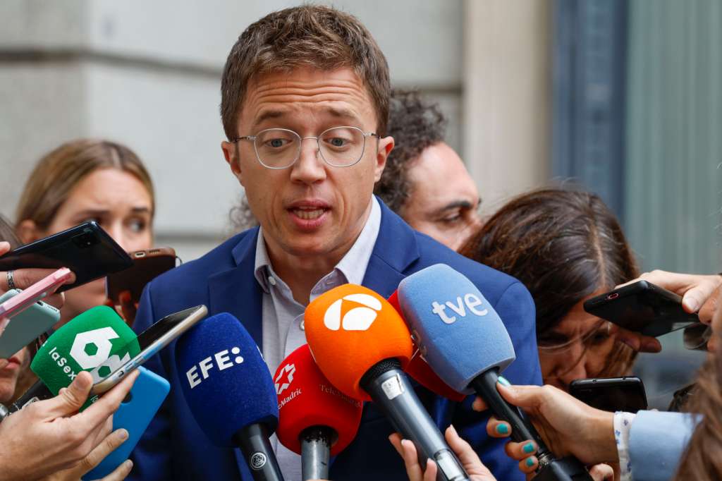 MADRID, 25/09/2024.- El portavoz de Sumar en el Congreso, Íñigo Errejón, en declaraciones a los medios en el Congreso de los Diputados, ha reconocido que a su grupo parlamentario le habría gustado que hubiera representación de España en la toma de posesión de la nueva presidenta de México, Claudia Sheinbaum, aunque respeta la decisión del Ministerio de Asuntos Exteriores de no acudir.EFE/ J. P. Gandul