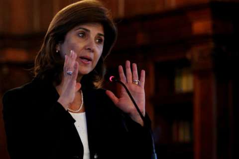 Partidos anuncian oposición a moción de censura a María Ángela Holguín