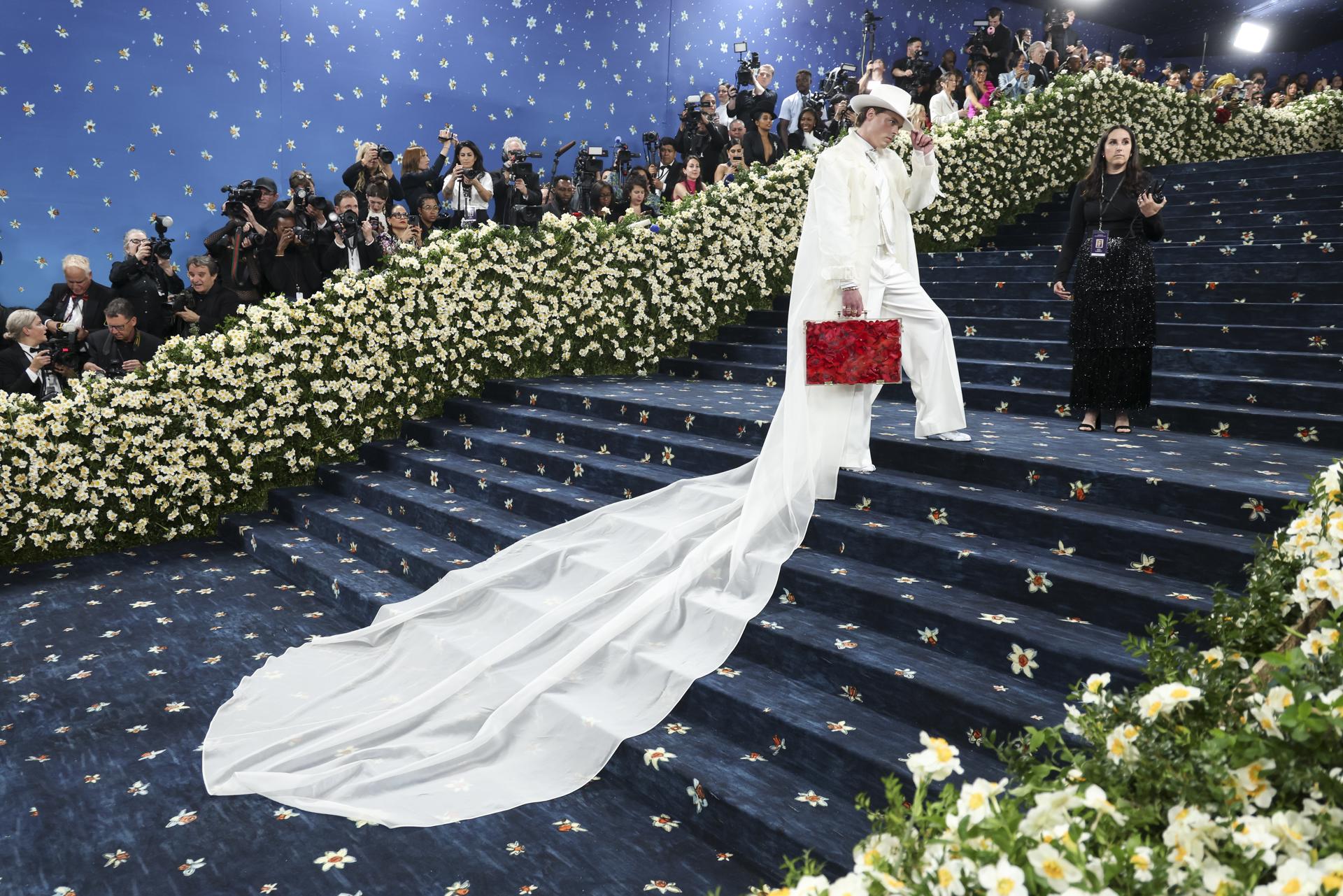 NEW YORK (United States), 06/05/2025.- Gustav Magnar Witzoe poses on the red carpet for the 2025 Met Gala, the annual benefit for the Metropolitan Museum of Art's Costume Institute, in New York, New York, USA, 05 May 2025. The event coincides with the Met Costume Institute's spring 2025 exhibition ‘Superfine: Tailoring Black Style’ which will be on view from 10 May 2025 through 26 October 2025.  (Nueva York) EFE/EPA/JUSTIN LANE
