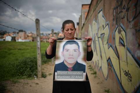 Madre denuncia la exhumación de víctima de falsos positivos en cementerio de Bosa