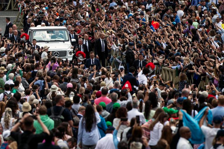 VATICAN CITY (Vatican City State (Holy See)), 20/04/2025.- Pope Francis greets the faithful after the Urbi et Orbi blessing following the Easter Mass in Saint Peter's Square, in Vatican City, 20 April 2025. (Papa) EFE/EPA/ANGELO CARCONI