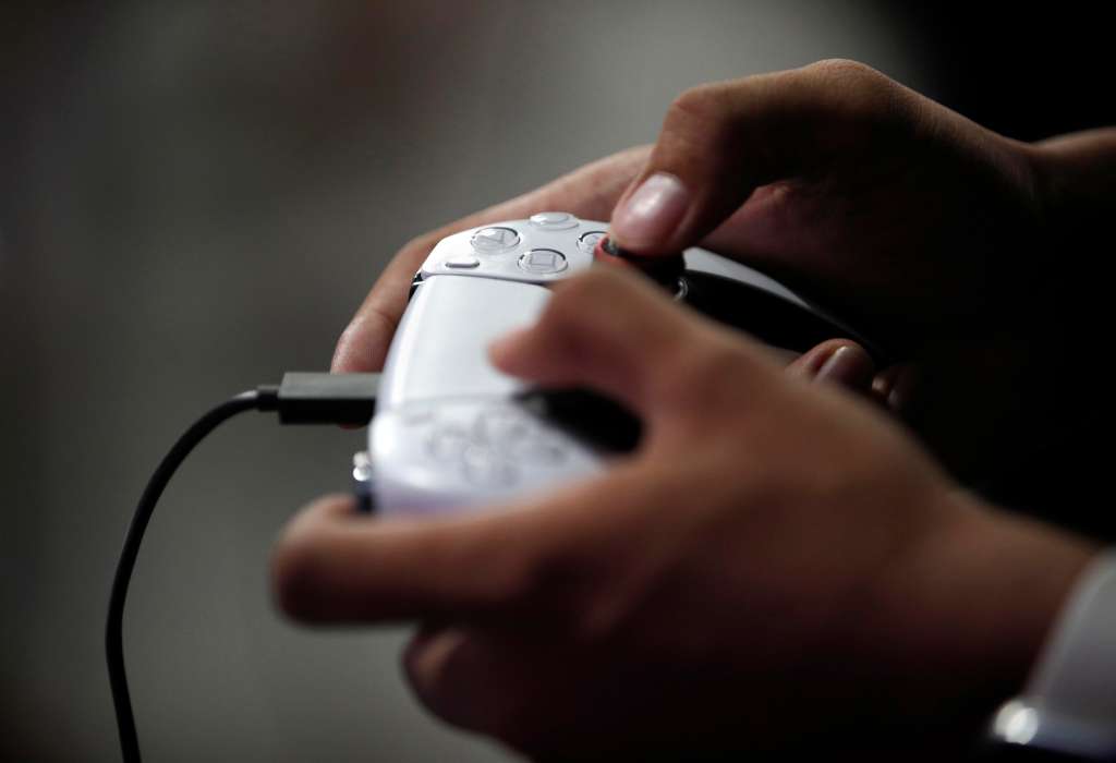 Bangkok (Thailand), 18/10/2024.- A gamer uses DualSense controller to play a Sony PlayStation 5 game at the Thailand Game Show 2024 in Bangkok, Thailand, 18 October 2024. The Thailand Game Show 2024 gaming event is held in Bangkok from 18 until 20 October 2024 and showcases a variety of video game titles and related merchandise to promote the gaming industry and expand the digital content market in Thailand. (Tailandia) EFE/EPA/RUNGROJ YONGRIT