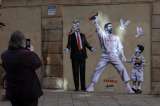 Un grafiti de Bad Bunny en el centro de Barcelona reivindica la paz frente a Trump