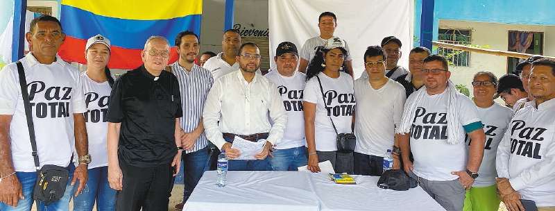 Imagen del encuentro del comisionado Danilo Rueda con comunidades de la Sierra Nevada de Santa Marta. Detrás de Rueda, Mario Marenco (de negro).