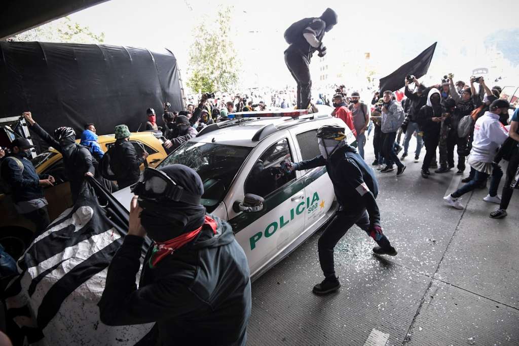 Una moto de la Policía también fue vandalizada.