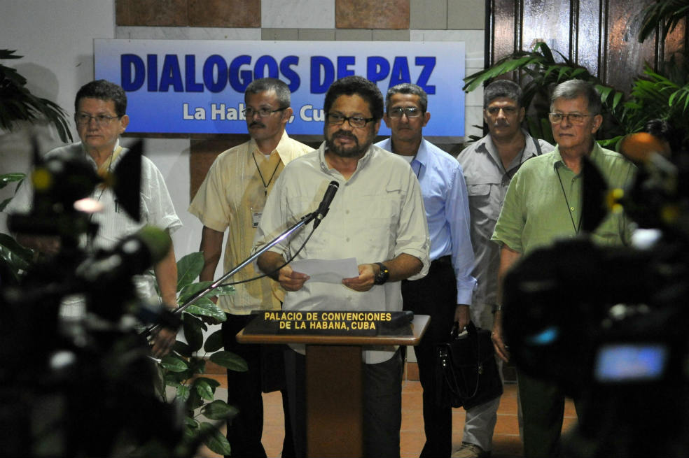 El segundo jefe de las Fuerzas Armadas Revolucionarias de Colombia (FARC) y líder de los delegados de la guerrilla Luciano Marín (c), alias "Iván Márquez”. /EFE