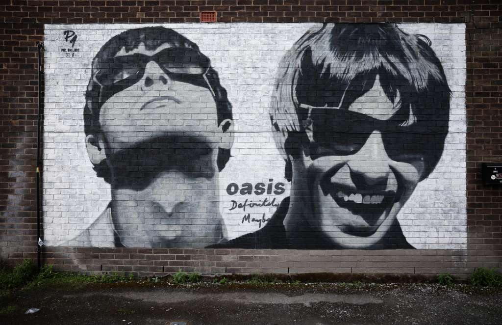 Manchester (United Kingdom), 29/08/2024.- A mural of Liam and Noel Gallagher of British band Oasis is seen near Sifters Records in Manchester, Britain, 29 August 2024. The mural was painted by street artist Pic.One.Art in June 2024 to mark the 30th anniversary of the band'Äôs debut album, Definitely Maybe. Oasis have announced a number of live reunion concert dates in Cardiff, Manchester, London, Edinburgh, and Dublin, having reformed after a 15-year split. (Reino Unido, Edimburgo, Londres) EFE/EPA/ADAM VAUGHAN