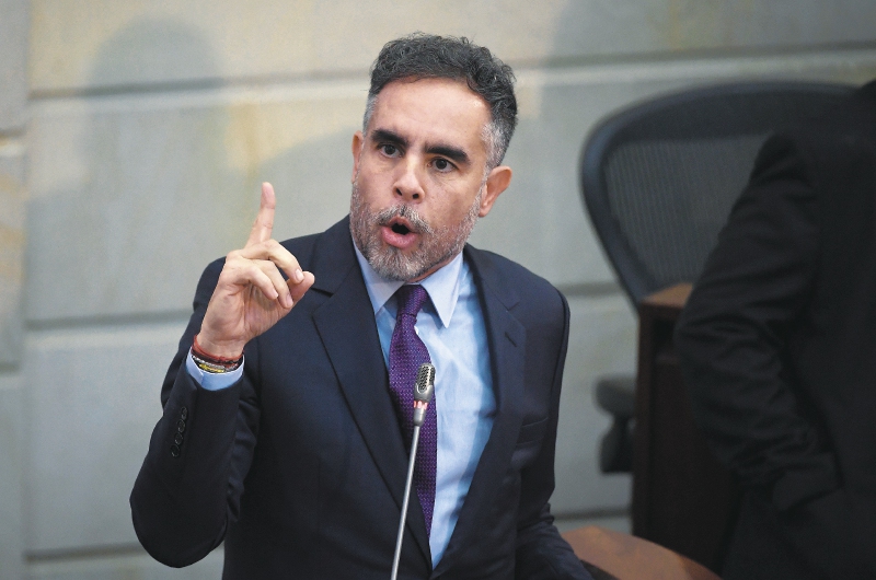 El congresista es llamado de manera oficial ante los estrados judiciales por los delitos de interés indebido en contratos y tráfico de influencias.