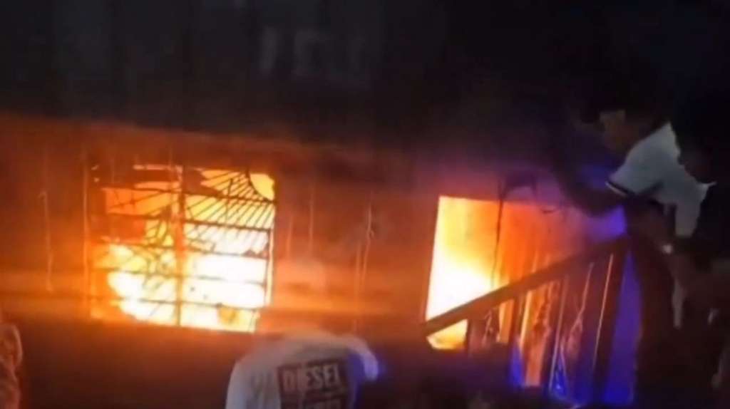 El incendio se registró en una vivienda del barrio Granizal, en la comuna 1 de Medellín, durante la madrugada del 25 de diciembre.