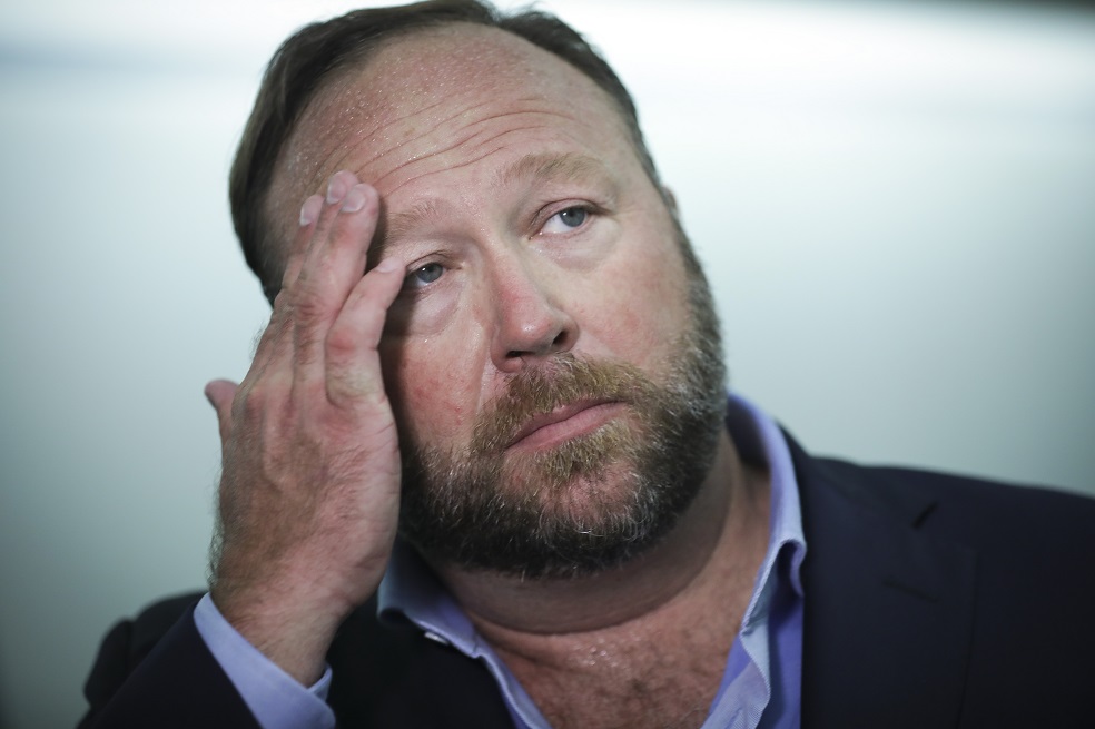Alex Jones, fundador del sitio web InfoWars y teórico de la conspiración.