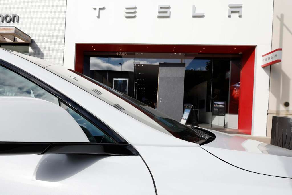 WALNUT CREEK (United States), 21/07/2025.- A Tesla electric vehicle (EV) in front of the Tesla showroom in Walnut Creek, California, USA, 21 July 2025. Tesla’s earnings report is scheduled to come out on 23 July 2025. EFE/EPA/JOHN G. MABANGLO