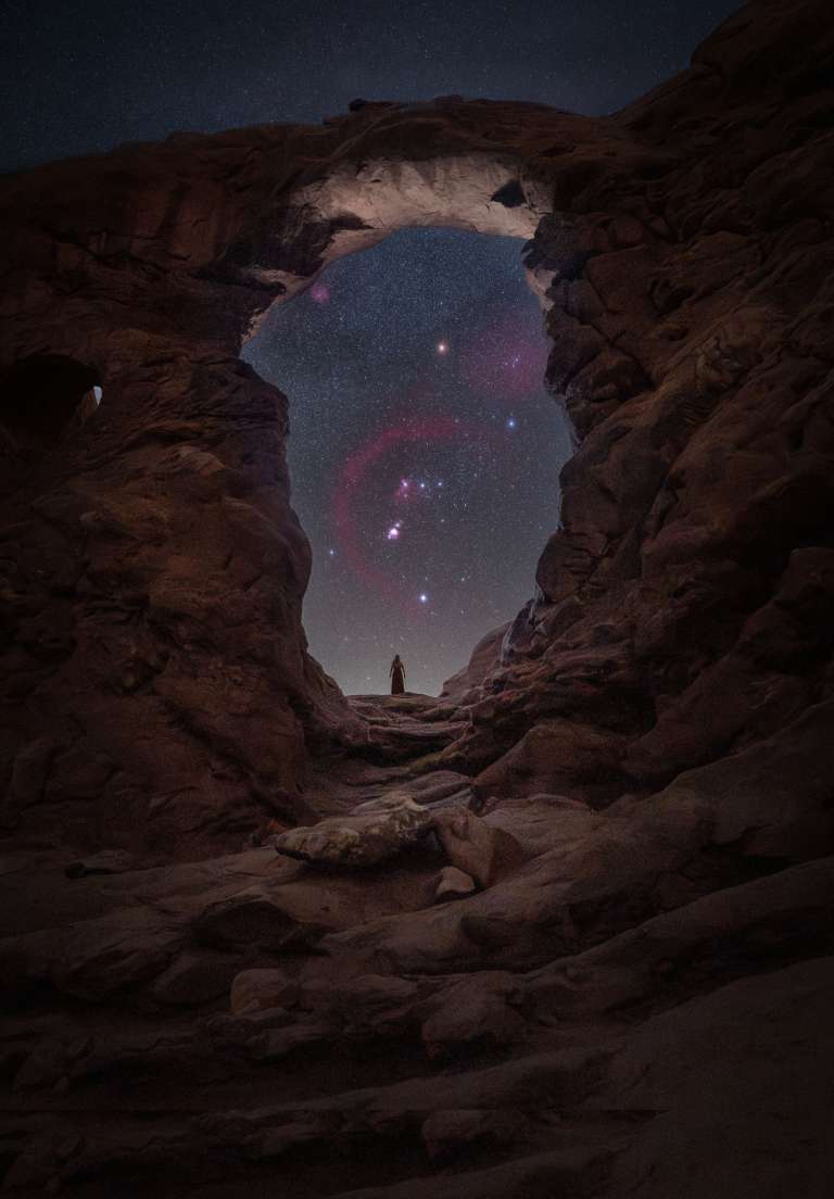 Captada bajo los cielos inmaculados del Parque Nacional de Arches, un Parque Internacional de Cielos Oscuros, esta autorretrato enmarca a Orión en la ventana natural del Turret Arch. De pie, solo, bajo el arco, quería transmitir la magnitud tanto del paisaje como del cosmos. Utilizando una cámara modificada para astronomía y datos H-alfa combinados, revelé las delicadas nubes de hidrógeno que rodean a Orión, incluyendo el Bucle de Barnard y sus nebulosas resplandecientes. La imagen rinde homenaje a la importancia de preservar los cielos oscuros, donde aún se puede contemplar el universo con un detalle extraordinario sobre uno de los paisajes desérticos más espectaculares de la Tierra.
