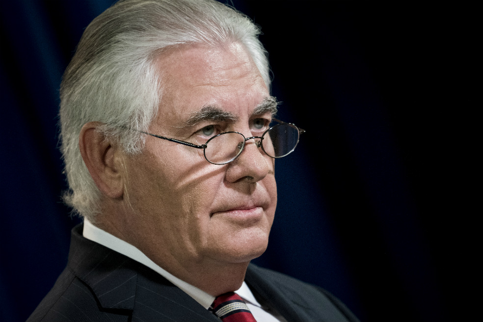 Con tono irónico, Tillerson señaló que si Maduro vuelve a reconocer la Constitución, reinstala un Legislativo con oposición, desmantela la "ilegítima" Asamblea Constituyente "y regresa a elecciones libres y justas, entonces puede quedarse y participar". / AFP