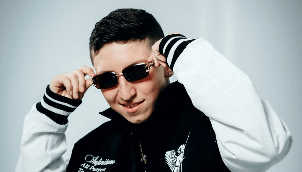 Cris Valencia, cantante colombiano de música urbana.