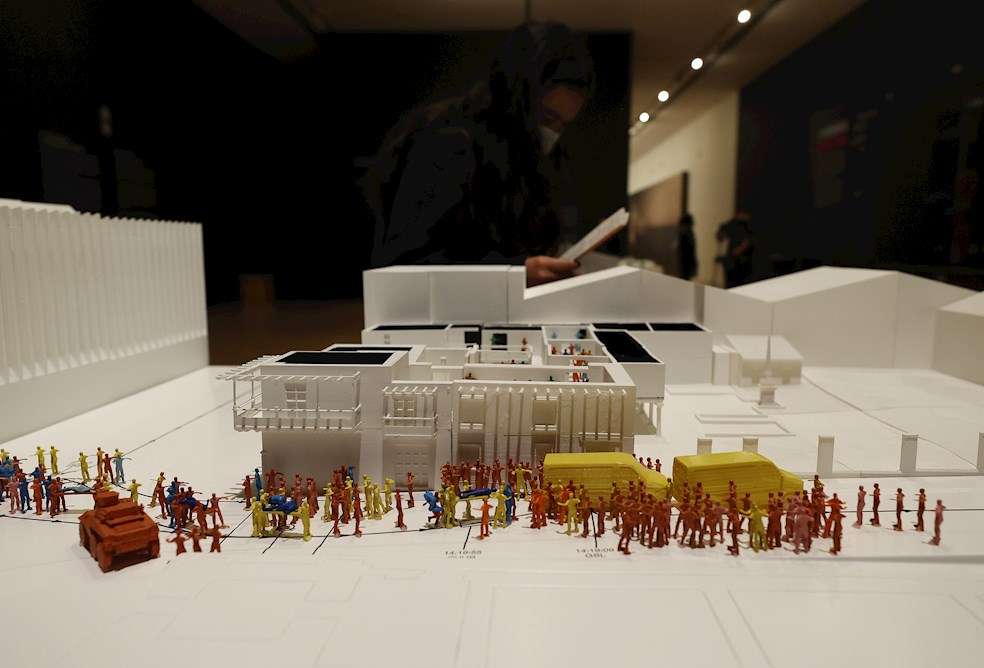 Un visitante observa una maqueta de la Casa del Florero en la exposición "Huellas de desaparición" en el Museo de Arte Miguel Urrutia (MAMU), el 11 de diciembre de 2021 en Bogotá (Colombia). Son centenares las pruebas de lo ocurrido hace 36 años durante la toma guerrillera del Palacio de Justicia de Colombia, y con ellas la Comisión de la Verdad ha recreado paso a paso lo que sucedió durante los dos días de toma y retoma, en los que se sabe que agentes del Estado torturaron y desaparecieron a un número indeterminado de personas. EFE/ Mauricio Dueñas Castañeda
