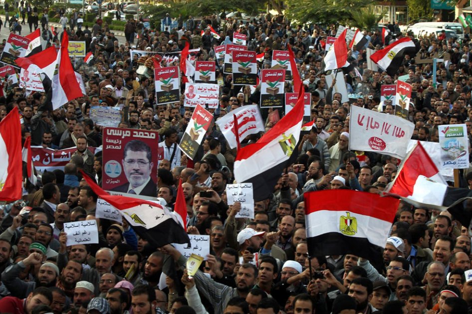 Seguidoras del presidente Mohamed Morsi ondean banderas nacionales durante una manifestación en el distrito de Nasr, El Cairo. Foto: EFE