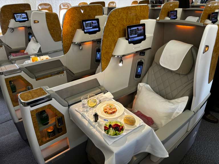 El vuelo diario EK213 de Emirates sale de Dubái a las 2:15 a.m. y llega a Miami a las 10:05 a.m. El vuelo luego sale de Miami a las 12:05 p.m., llegando a Bogotá a las 2:55 p.m. El vuelo de regreso EK214 sale de Bogotá a las 5:19 p.m. y llega a Miami a las 10:15 p.m.; luego sale de Miami a las 12:45 a.m. del día siguiente, llegando a Dubái a las 11 p.m. Todos los horarios son locales.