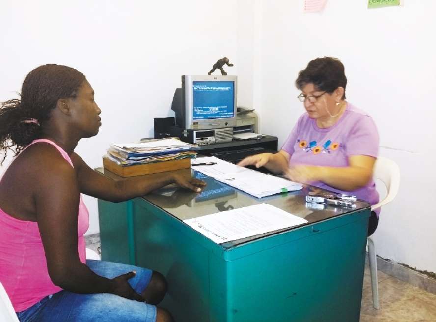 Pola Elisa Buenaventura, representante legal de la Asociación Solidarios por la Vida, en un punto de atención. / Cortesía
