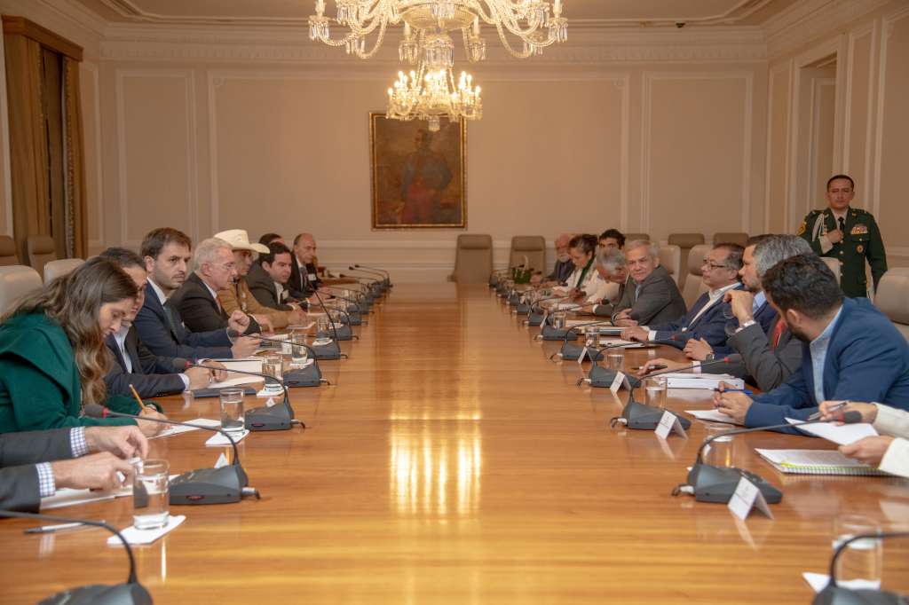 AME9033. BOGOTÁ (COLOMBIA), 22/11/2023.- Fotografía cedida por la Presidencia de Colombia que muestra una reunión en la que participaron el mandatario Gustavo Petro (4d), y el ex presidente Álvaro Uribe (4i), hoy, en la Casa de Nariño en Bogotá (Colombia). El presidente colombiano, Gustavo Petro, y el expresidente Álvaro Uribe se reúnen para hablar de la oposición que el Centro Democrático, partido del exgobernante, hace en el Congreso a la controvertida reforma a la salud presentada por el Gobierno. EFE/ Presidencia De Colombia / SOLO USO EDITORIAL/ SOLO DISPONIBLE PARA ILUSTRAR LA NOTICIA QUE ACOMPAÑA (CRÉDITO OBLIGATORIO)