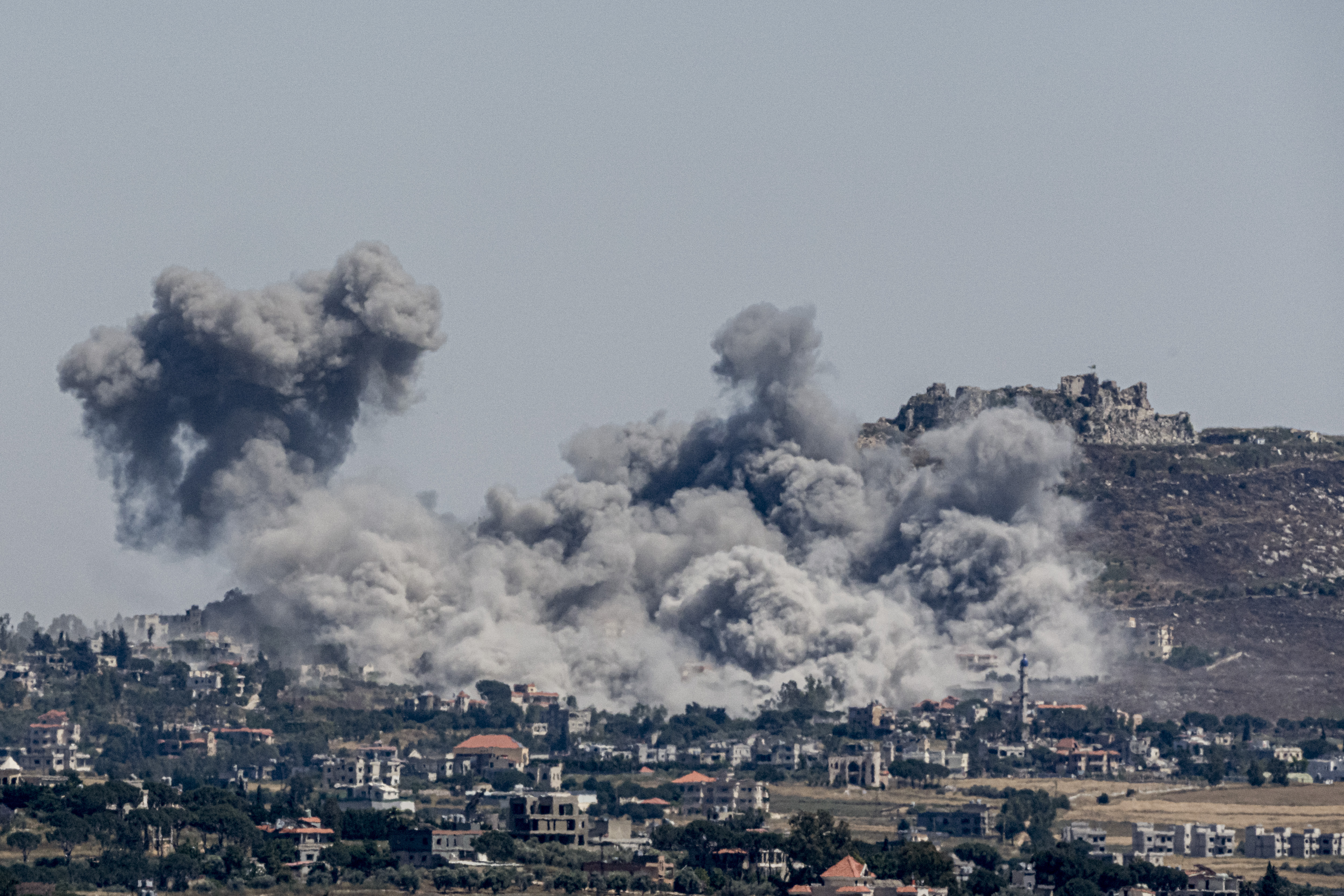 ARCHIVO — Un ataque aéreo israelí impacta frente al Castillo de Beaufort, visto desde Nabatieh, Líbano, el jueves 4 de junio de 2026.