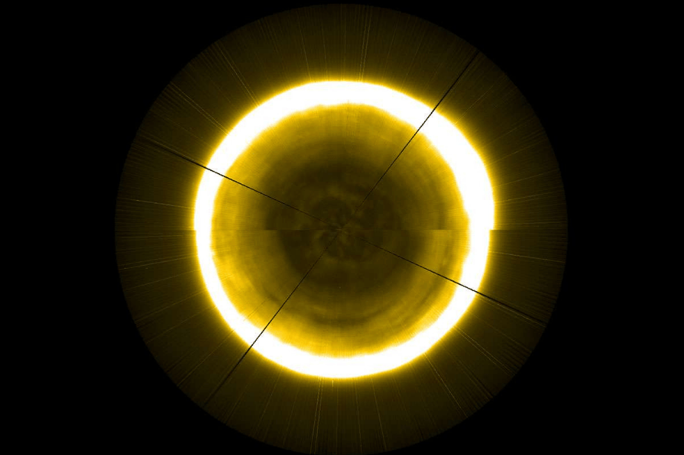 Esta imagen del hemisferio norte del sol fue obtenida tras remendar fotografías del borde de la estrella. / Agencia Espacial Europea (ESA) / Real Observatorio de Bélgica