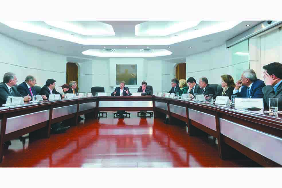 El presidente Santos acompañado por sus ministros, mesas directivas del Congreso y parlamentarios de la Unidad Nacional. /Presidencia