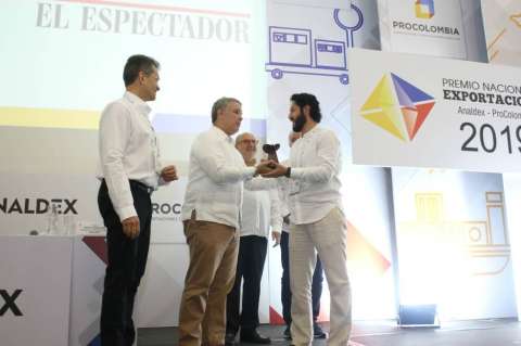 El periodista de El Espectador Edwin Bohórquez Aya ganó el premio Analdex