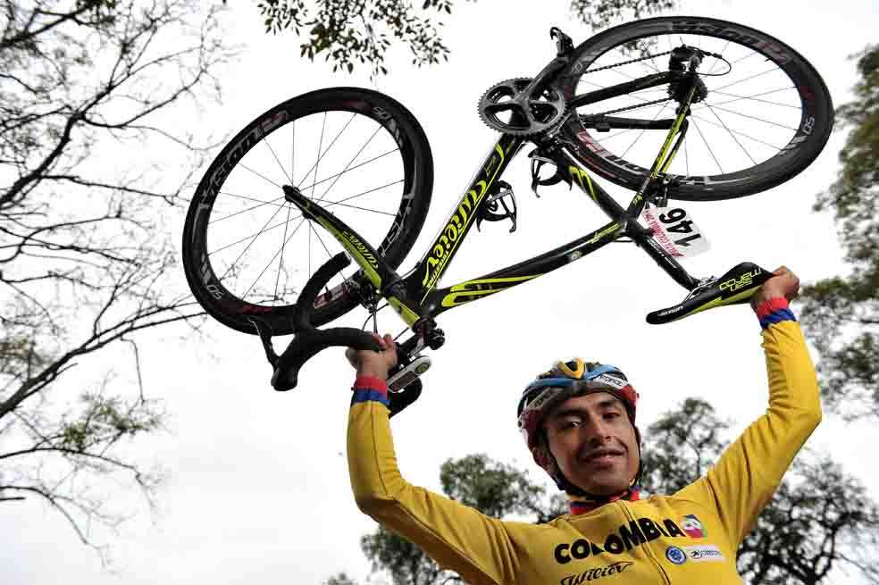 El bogotano Miguel Ángel Rubiano es el líder de la Vuelta a Colombia. /Luis Ángel