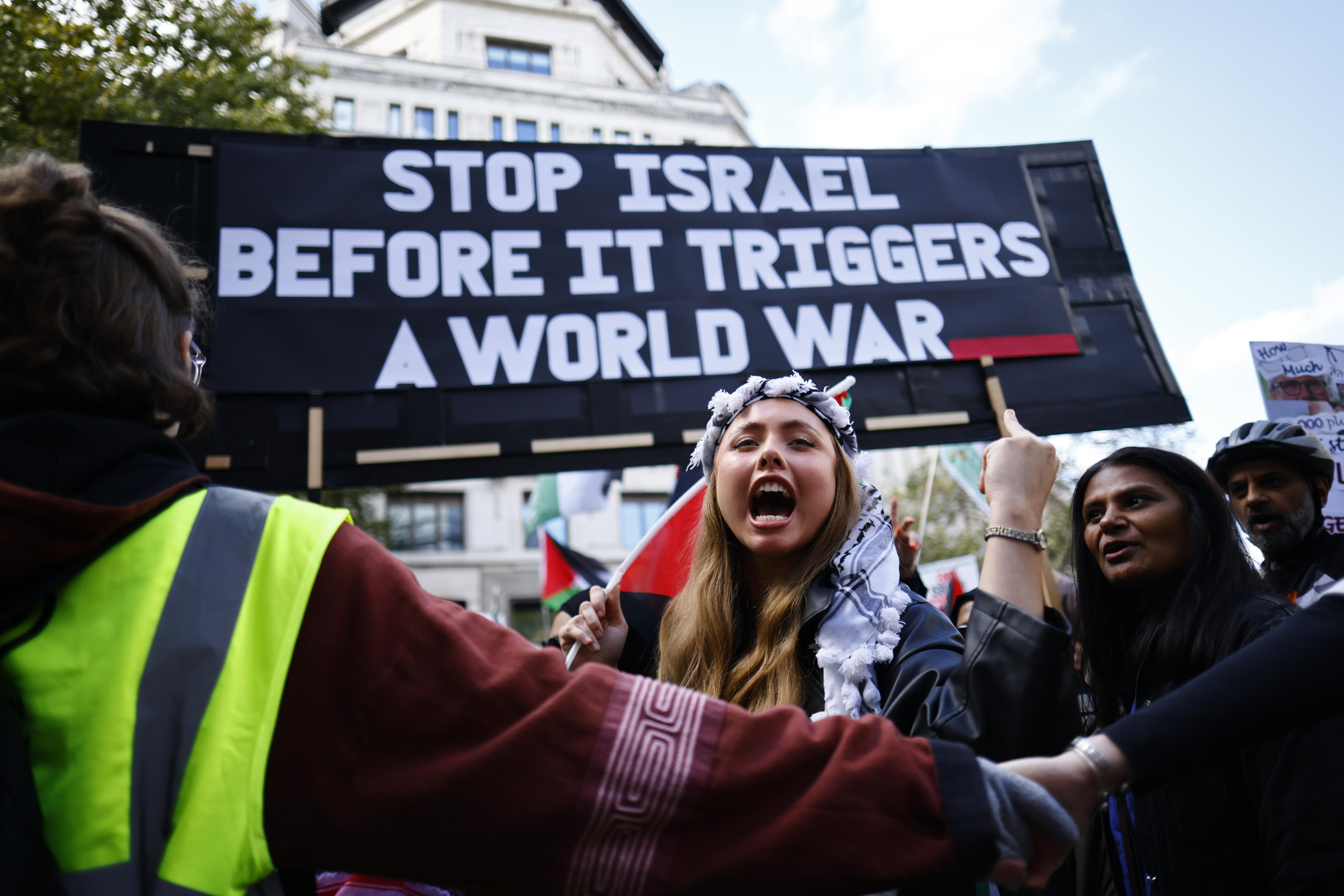 London (United Kingdom), 05/10/2024.- A Pro-Palestinian demonstrator reacts to counter-protesters during a march to Downing Street to mark one year of the Israeli operations in the Gaza Strip and to call for a permanent ceasefire as part of an event organised by the Palestine Solidarity Campaign in London, Britain, 05 October 2024. Upcoming 07 October 2024, marks one year since the Palestinian militant group Hamas launched a surprise attack on Israel, killing 1,200, and one year since Israel began its war on Gaza, killing more than 41,000 and destroying the Palestinian enclave. (Protestas, Reino Unido, Londres) EFE/EPA/TOLGA AKMEN