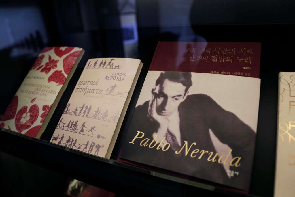 Fotografía que muestra libros en la biblioteca de casa museo "La Chascona" con ediciones de Pablo Neruda, el 6 de junio 2024, en Santiago (Chile).