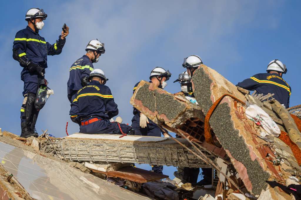 AME6121. LA GUAIRA (VENEZUELA), 30/06/2026.- Rescatistas de Vietnam realizan labores de búsqueda de sobrevivientes a los terremotos, este martes en Catia La mar, La Guaira (Venezuela). En el estado de La Guaira, el epicentro de la devastación, rescatistas de todo el mundo trabajan contrareloj para buscar supervivientes de la tragedia debajo de los escombros mientras las probabilidades de encontrar gente con vida se van desvaneciendo según pasan las horas. EFE/ Miguel Gutiérrez