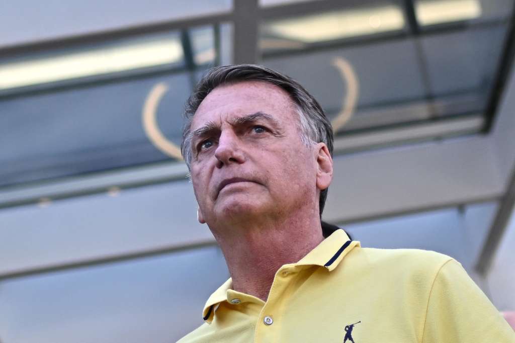 AME679. BRASILIA (BRASIL), 16/08/2025.- El expresidente de Brasil, Jair Bolsonaro, sale del hospital DF Star este sábado, en Brasilia (Brasil). Bolsonaro, que cumple prisión domiciliaria mientras es juzgado por golpismo, abandonó la residencia en la que está recluido hace dos semanas para someterse a una serie de exámenes médicos en un hospital, autorizado por la Corte Suprema. EFE/ Andre Borges