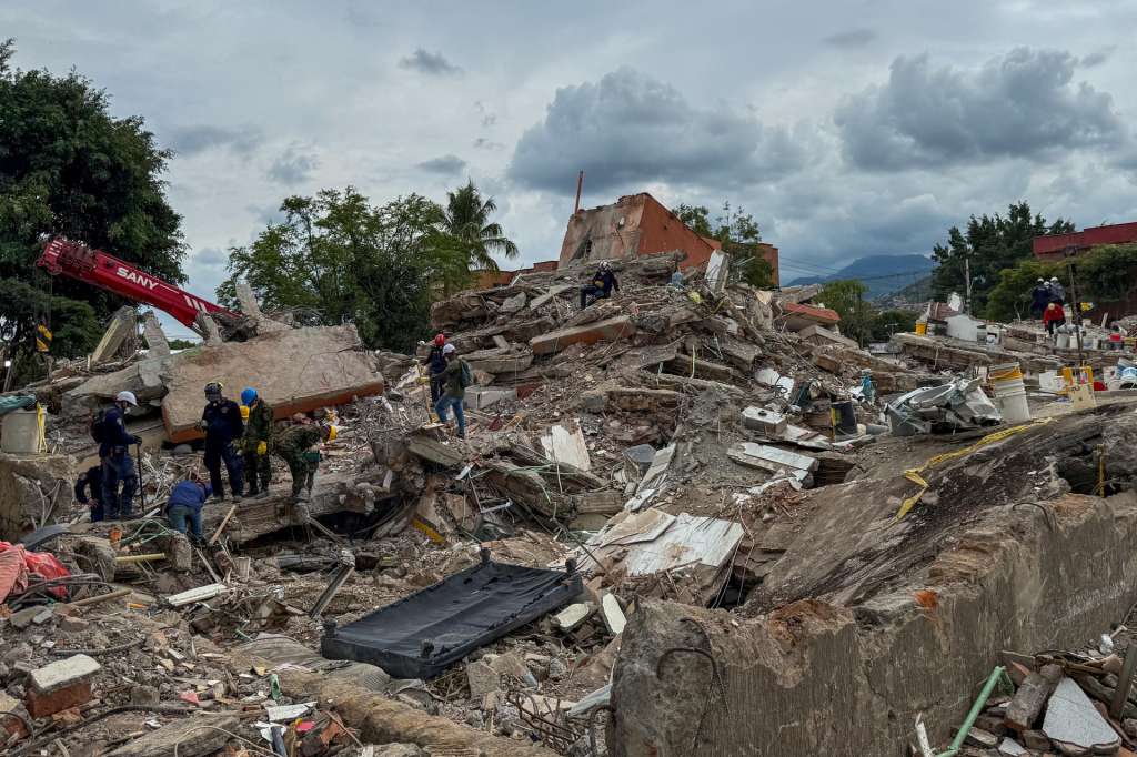 AME9740. CALI (COLOMBIA), 16/08/2026.- Rescatistas realizan este domingo labores de búsqueda en los escombros del edificio Torres del Limonar, destruido por el terremoto del pasado lunes, en Cali (Colombia). Una semana después, decenas de rescatistas de varios países trabajan sin descanso para tratar de recuperar los cuerpos de las personas que murieron bajo toneladas de escombros. EFE/ Mario Baos