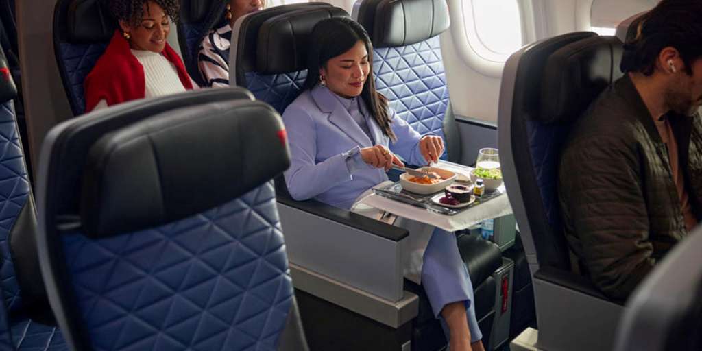 Entre los beneficios de un boleto en esta categoría se encuentran el acceso a un check-in prioritario y asientos con mayor reclinación, reposapiés ajustable y un sistema de entretenimiento Delta Studio que incluye más de 1,000 horas de contenido gratuito.