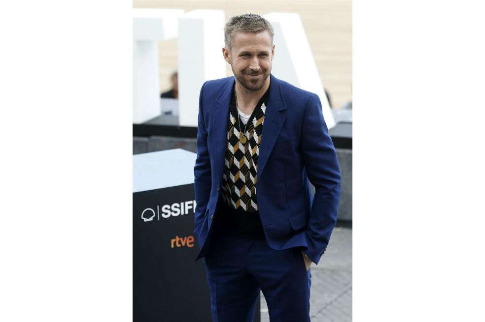 El actor de "Drive" y "La La Land" reconoció haber tenido un recibimiento "especial" en San Sebastián, donde decenas de admiradores y admiradoras lo aclamaron a gritos al llegar la noche del domingo. / EFE