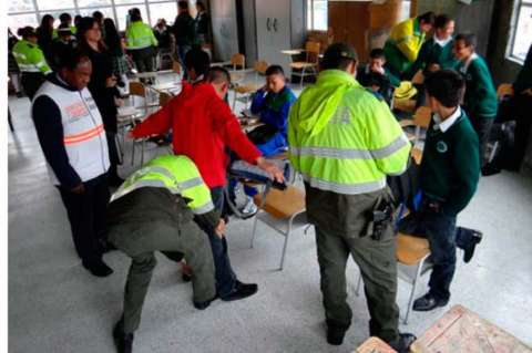 Policía realiza operativos dentro de colegios de la localidad de Santa Fe