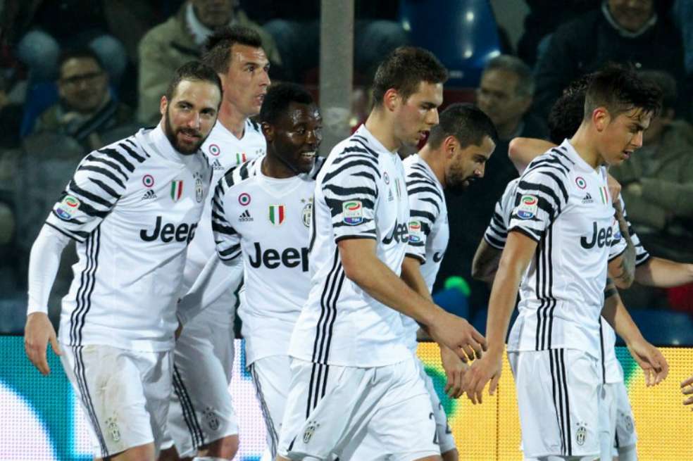 Los jugadores de Juventus celebran el gol de Gonzalo Higuaín, este miércoles, en el estadio Ezio Scida. / AFP