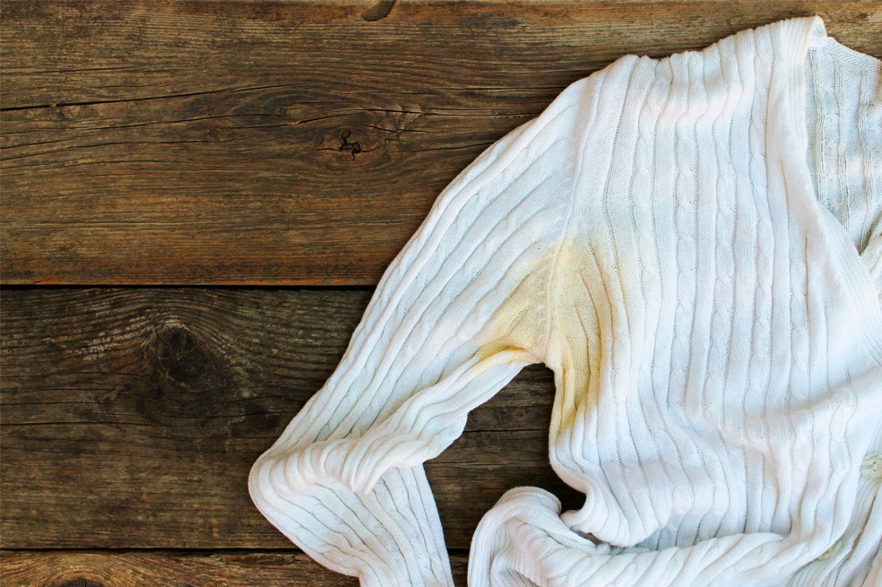 Cómo quitar manchas de sudor y desodorante en la ropa blanca