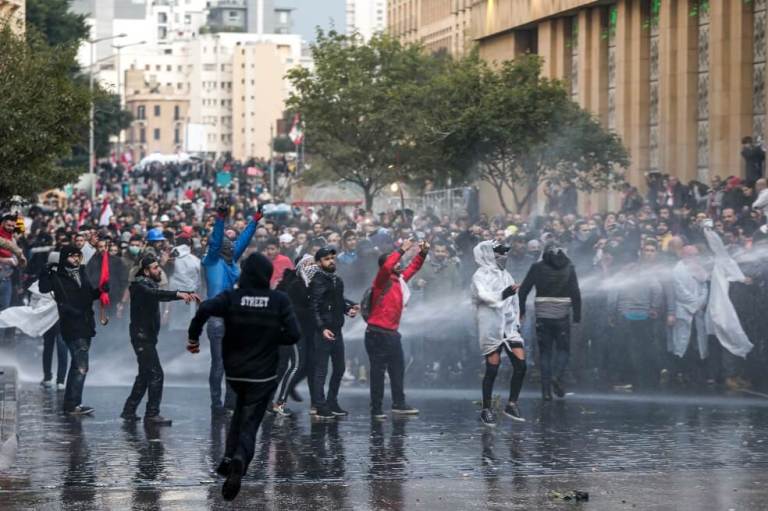 Más de 220 heridos durante enfrentamientos en Líbano entre manifestantes y policía