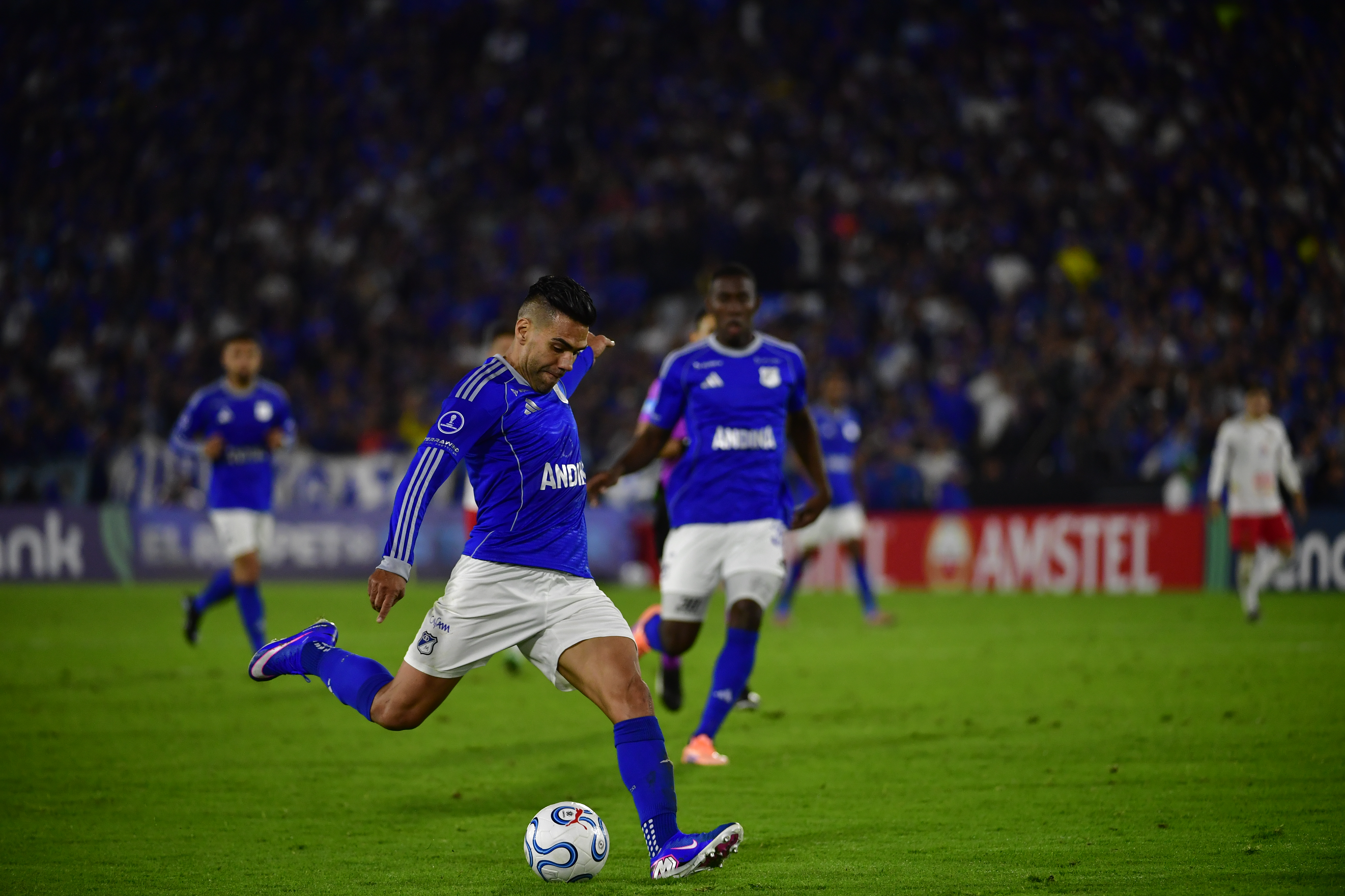 Jugador de Millonarios durante el compromiso ante Boston River de Uruguay por Copa Conmebol Sudamericana en el Estadio El Campin de Bogotá