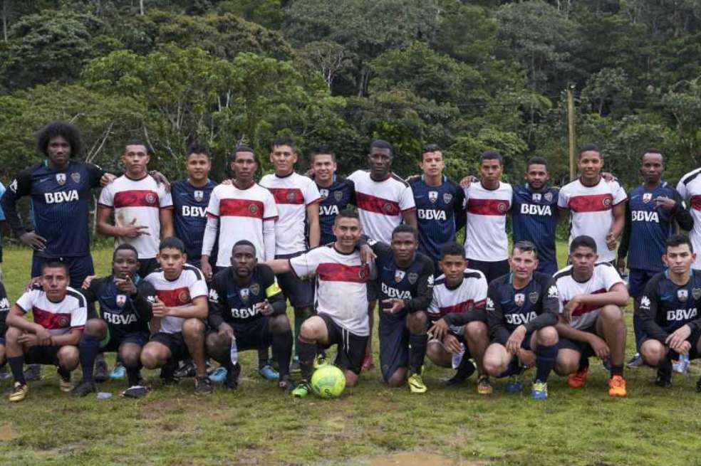 Pie de foto: En el Espacio Territorial de Capacitación y Reincorporación Llano Grande se enfrentan en el cambio de juego exmiembros de las Farc e integrantes de la fuerza pública. /Paul Smith