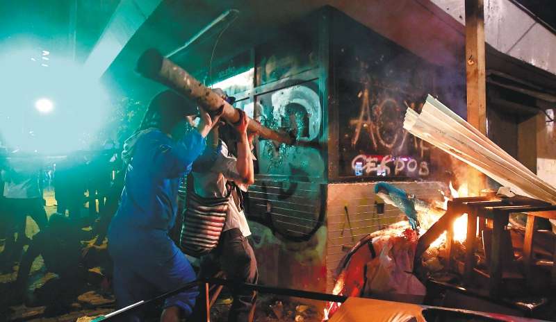 Durante las noches de disturbios fueron incinerados 17 CAI de la ciudad.