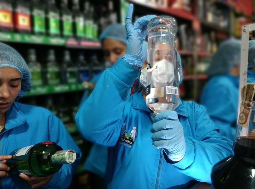 En total se han decomisado 454 litros de cerveza, 105 de licor crema, 74 de aperitivos vínicos y no vínicos, 40 de aguardiente, 18 de vino, y cuatro de brandy y otras bebidas.  / Cortesía Secretaría Distrital de Salud (SDS) 