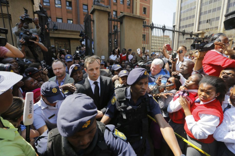 Oscar Pistorius al salir de los juzgados de Pretoria (Sudáfrica). Foto: AFP