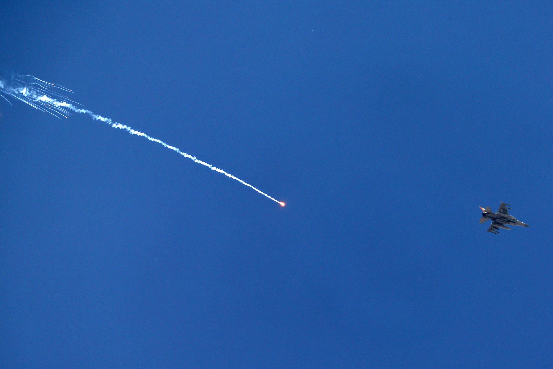 Metula (Israel), 14/06/2026.- An Israeli fighter jet flies over southern Lebanon as seen from the Upper Galilee on the Israel-Lebanon border, 14 June 2026. The Israeli army spokesperson reported that it struck a Hezbollah infrastructure site in the Dahieh area of Beirut. (Líbano, Hizbulá/Hezbolá) EFE/EPA/ATEF SAFADI