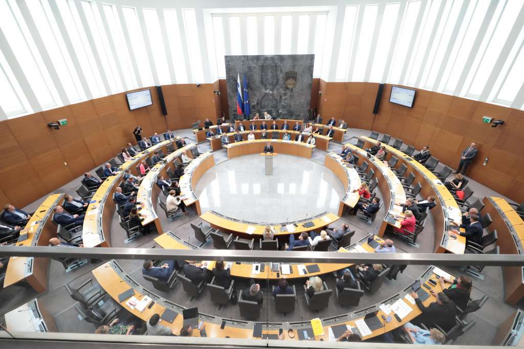 Ljubljana (Slovenia), 04/06/2024.- A handout photo made available by Slovenia's National Assembly shows shows Slovenia's Prime Minister Robert Golob addressing the members of the assembly in Ljubljana, Slovenia, 04 June 2024. Slovenia's National Assembly approved the government's proposal for Slovenia to recognize Palestine as an independent state, despite obstruction from the opposition and warnings that it was a violation of the rules of procedure. Slovenia's Parliament vote came after Spain, Norway and Ireland officially recognized a Palestinian state. (Irlanda, Noruega, Eslovenia, España) EFE/EPA/MATIJA SUSNIK HANDOUT HANDOUT EDITORIAL USE ONLY/NO SALES HANDOUT EDITORIAL USE ONLY/NO SALES