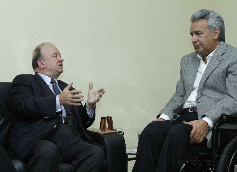 El ministro de defensa, Luis Carlos Villegas ya se encuentra en territorio ecuatoriano coordinando las operaciones militares en la frontera. / Tomada del Twitter de Lenin Moreno